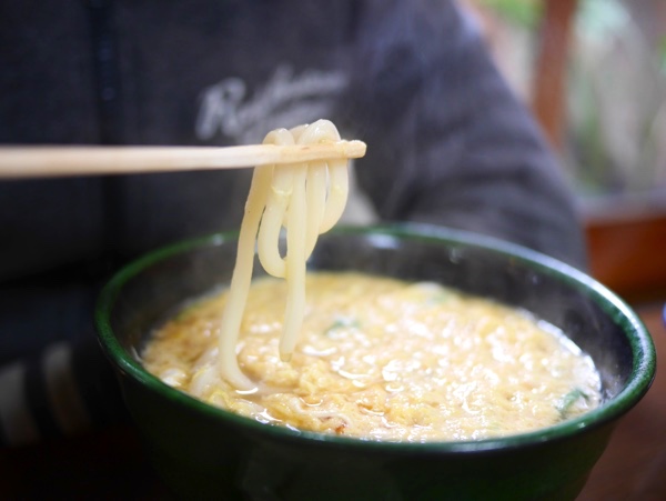 玉子うどんも平らげる息子!