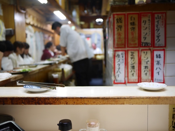 店内はカウンターのみ!