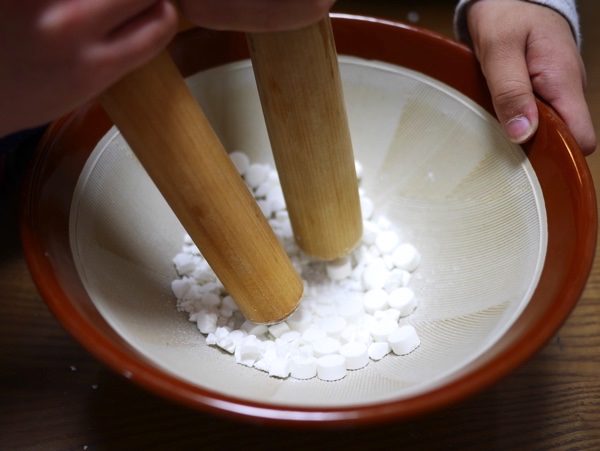 ラムネを粉々にする