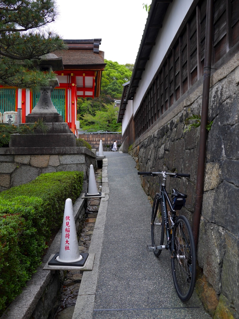 楼門の南側の細い道を通る