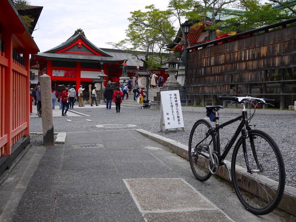 右側に内拝殿の屋根が見える