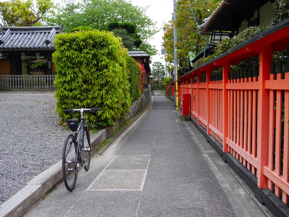 伏見稲荷らしい雰囲気がある道