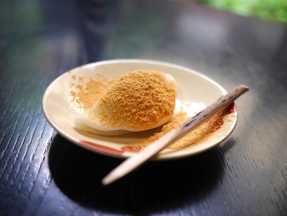 中村軒の名物「麦代餅（むぎてもち）」