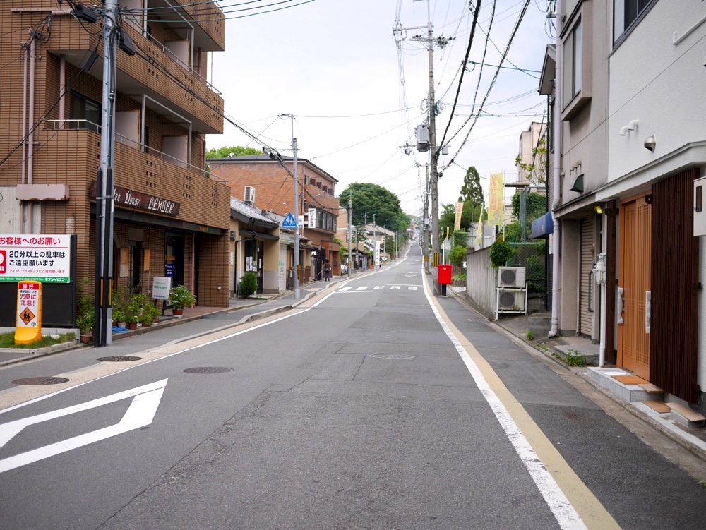 東へ100メートルほどで到着