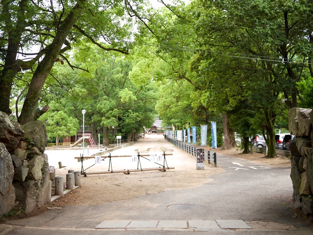 右側の通路を進む