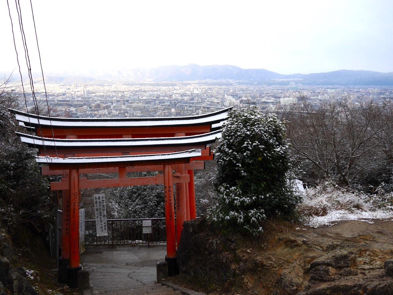 薄っすらと雪が積もった