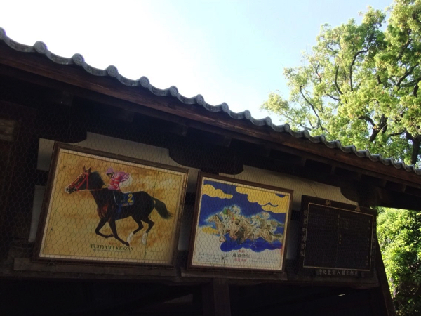 絵馬舎に飾られている競走馬の絵