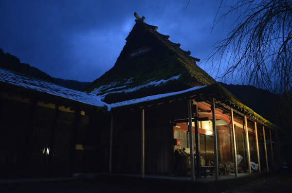 茅葺屋根のシルエット