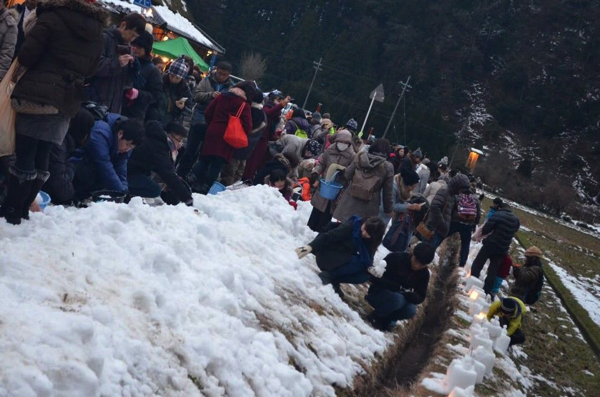 雪灯籠づくり体験のために集められた雪