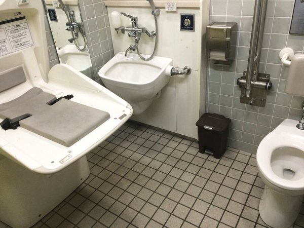 稲荷駅の多機能トイレ